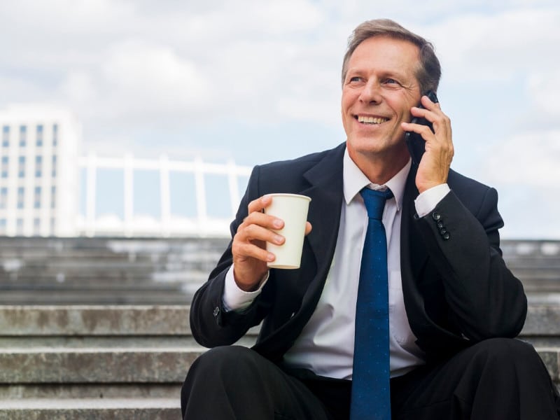 Integridad en la Empresa. Hombre de negocios conversando por telefono.